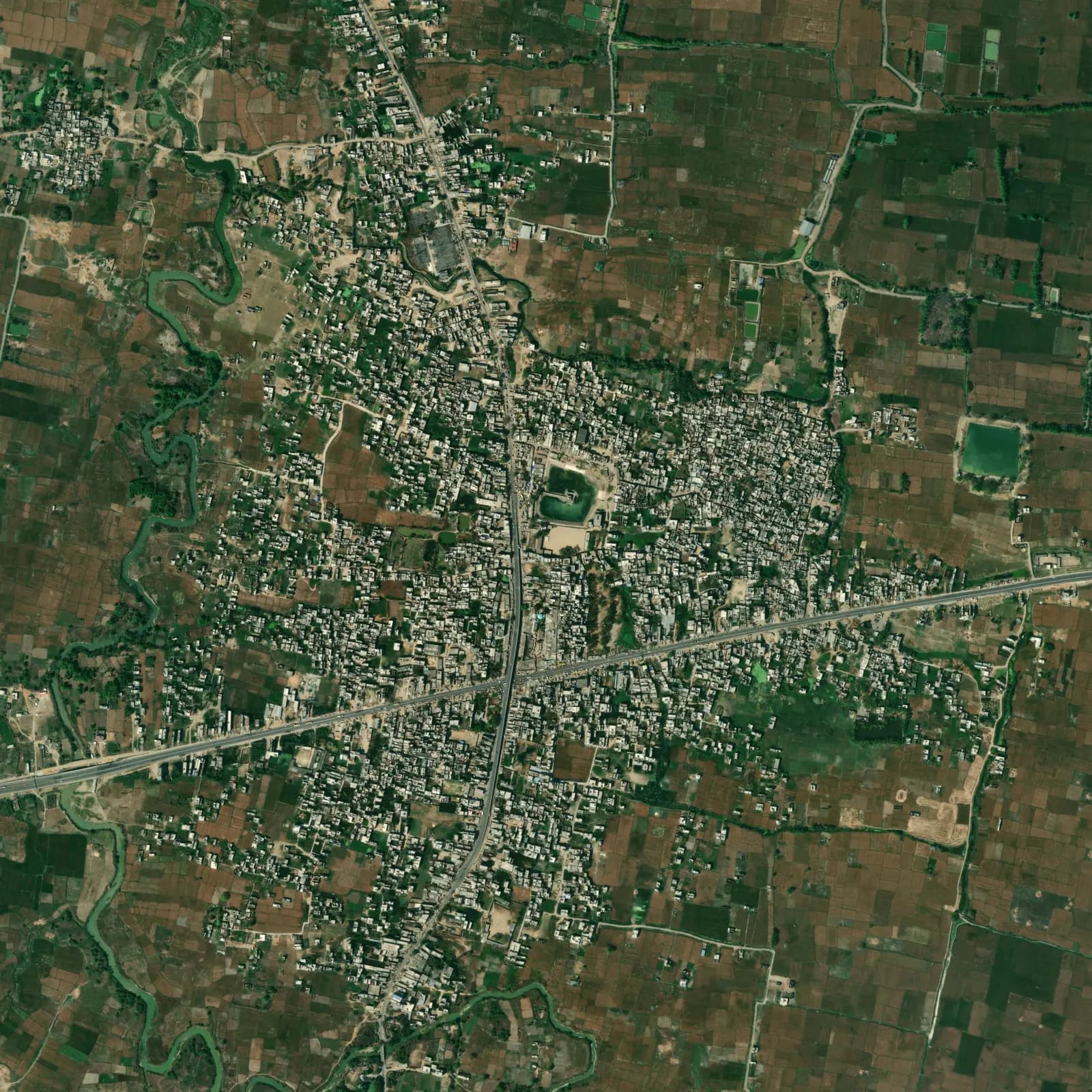 Satellite view of Kochas: the talab with the Surya Mandir at its centre, Sasaram Road running north–south and NH-319 crossing the town